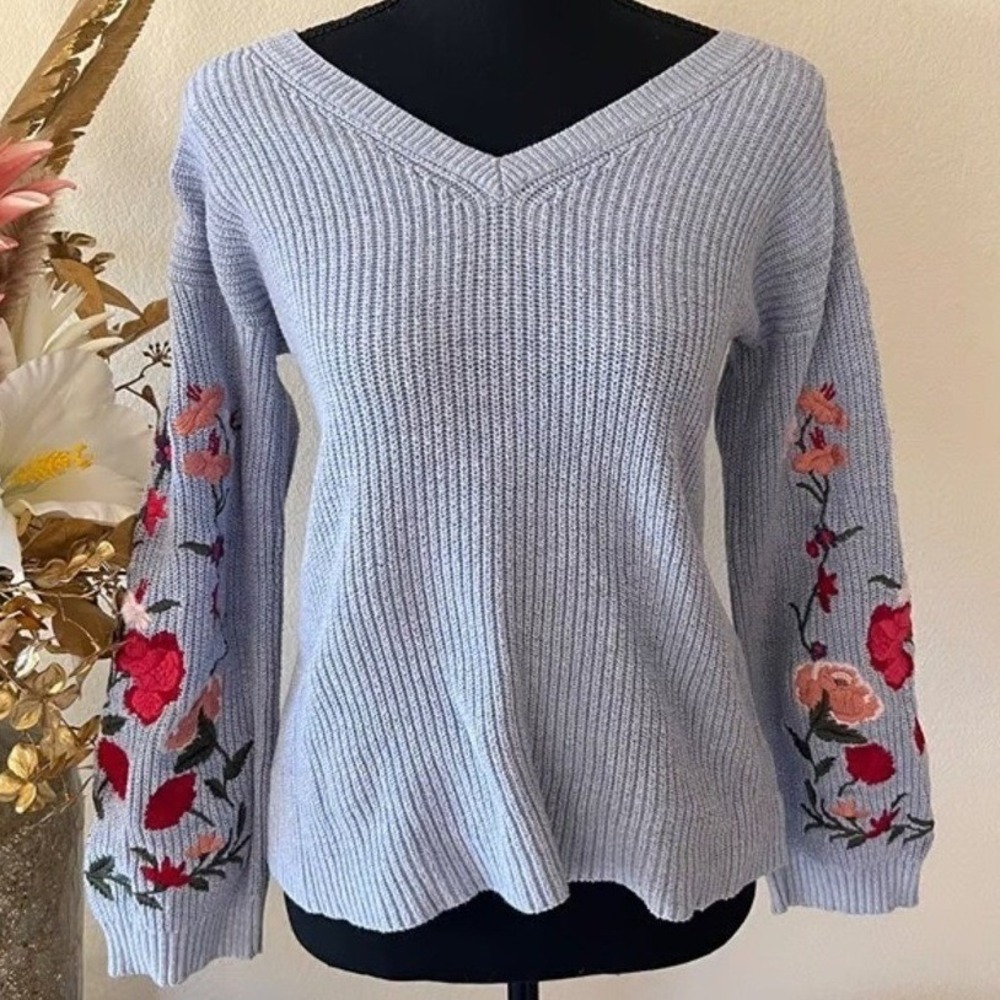 American Eagle Outfitters Sweater Womens Medium V Neck Blue Floral Embroidered